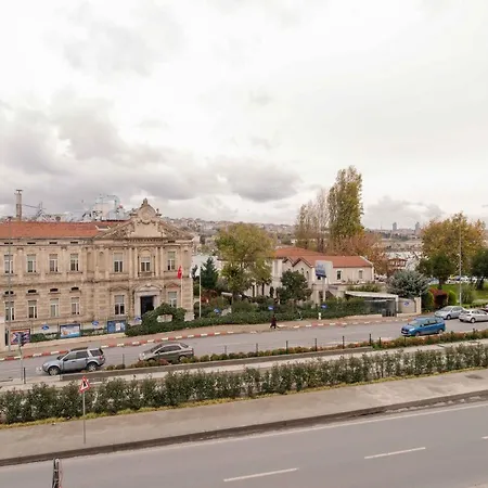 Hébergement de vacances Waterfront By The Tram - Private Terrace With Dome & Golden Horn View In Fatih Istambul